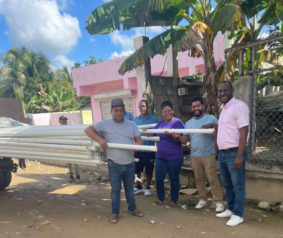 ALCALDE JOSÉ LÓPEZ Y REGIDOR EDUARDO VILLAMÁN REALIZAN ENTREGA DE TUBOS DEL PRESUPUESTO PARTICIPATIVO 2025