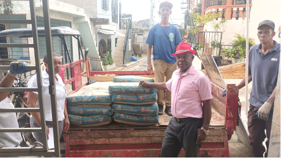 Entrega de materiales para policías acostados