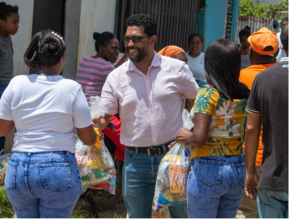 Alcalde José López y Plan Social Realizan Operativo de Entrega de Alimentos en Palmarejo Villa Linda