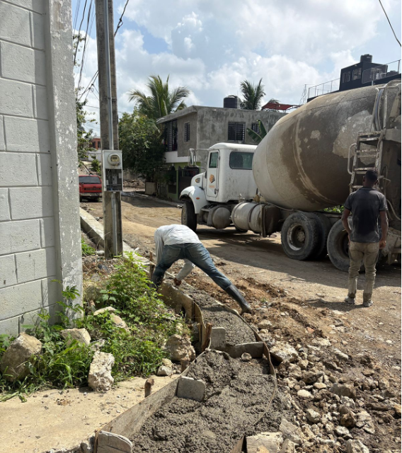 Alcalde José López continúa construcción de contenes en Villa Hermosa para mejorar la infraestructura vial.